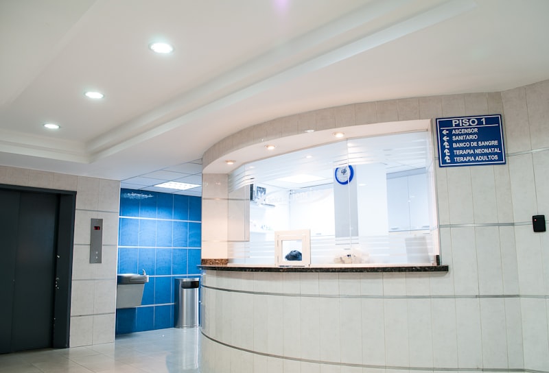 Hospital and laboratory with clean room sandwich panels
